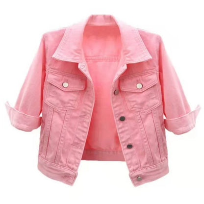 Kurze Jeansjacke in Pastellfarben – locker geschnitten, lässig und ideal für stylische Übergangslooks.