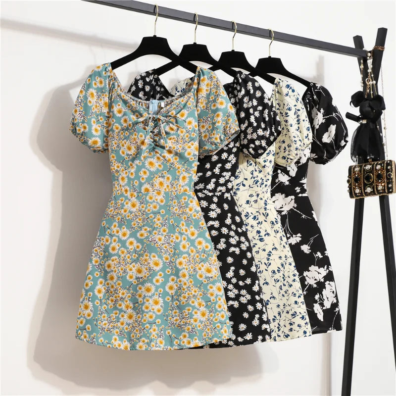 Luftiges Chiffon-Minikleid mit Blumenprint, Puffärmeln und Falten-Details – leicht, verspielt und perfekt für sommerliche Alltagslooks.