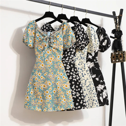 Luftiges Chiffon-Minikleid mit Blumenprint, Puffärmeln und Falten-Details – leicht, verspielt und perfekt für sommerliche Alltagslooks.