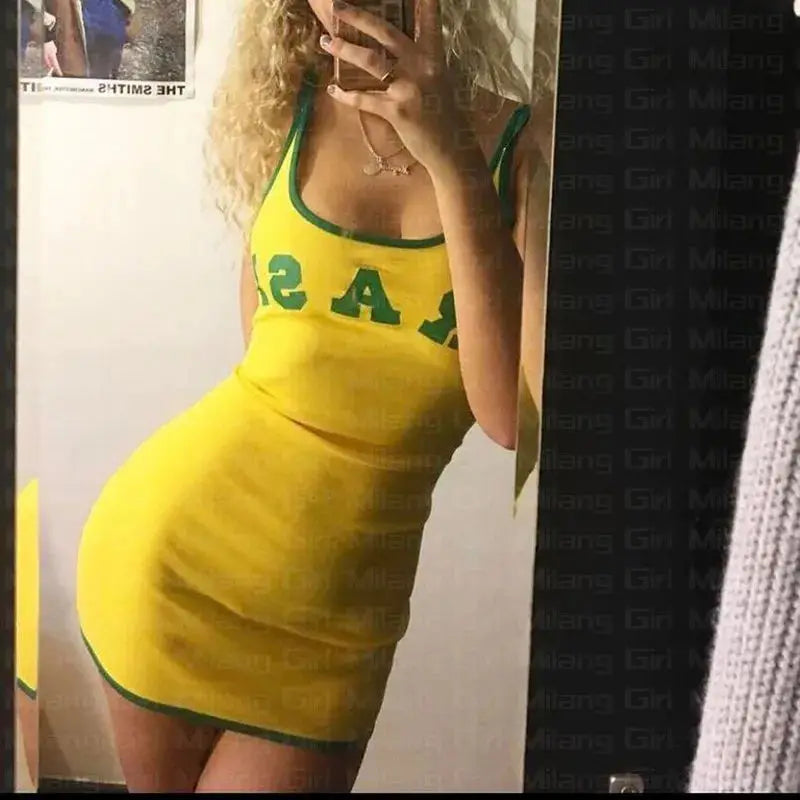 Ärmelloses Bodycon Minikleid – Sportlicher Stil mit offenem Rücken und Cut-Out-Design