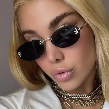 Elegante ovale Sonnenbrille mit Buchstabe „F“ & Diamant-Detail – randlos, stylisch und ideal als edles Accessoire für Auto & Alltag.