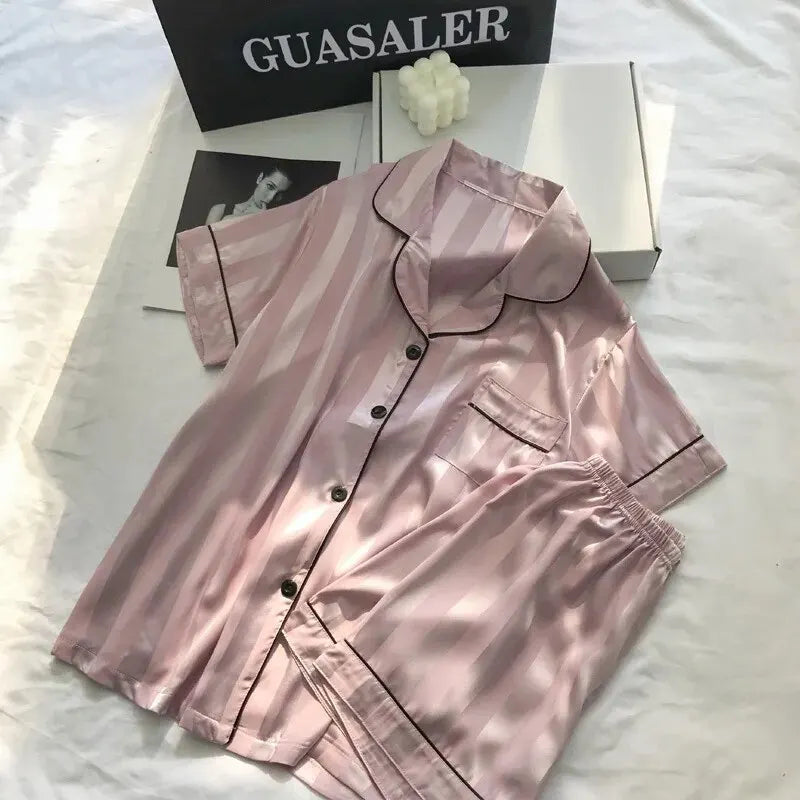 Elegantes Satin-Loungewear-Set in Plus Size mit Streifen, Knopfleiste und langer Hose – weich, stilvoll und ideal für entspannte Stunden.