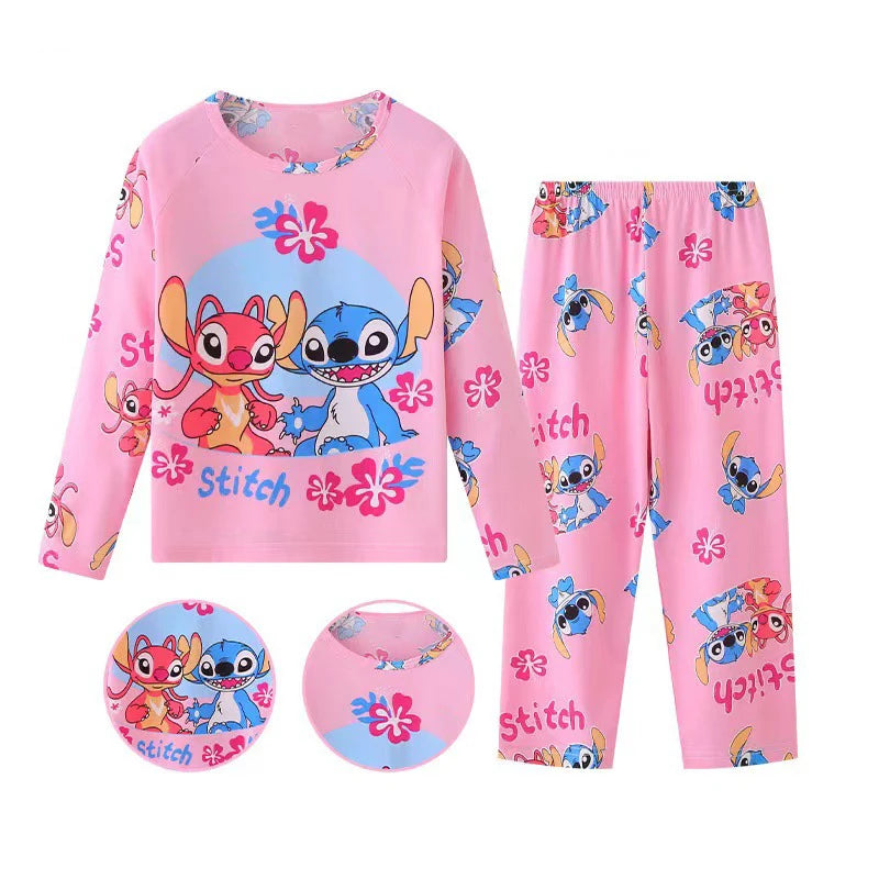 Kinder-Schlafanzug mit Stitch-Print – zweiteilig, weich und perfekt für gemütliche Nächte im Frühling.