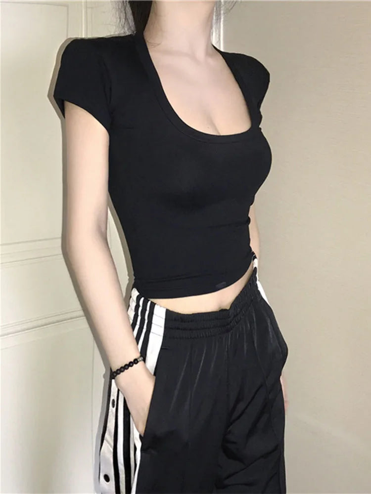 Kurzärmeliges Crop-Top mit U-Ausschnitt und tailliertem Schnitt – schlicht, figurbetont und perfekt für lässige Streetwear-Outfits.