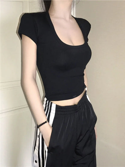 Kurzärmeliges Crop-Top mit U-Ausschnitt und tailliertem Schnitt – schlicht, figurbetont und perfekt für lässige Streetwear-Outfits.