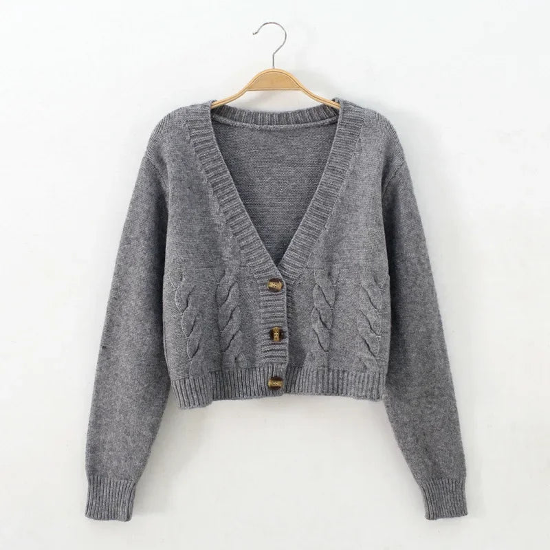Cropped Strickcardigan mit V-Ausschnitt und Zopfmuster – warm, stylisch und perfekt für lässige Herbst- und Winterlooks.