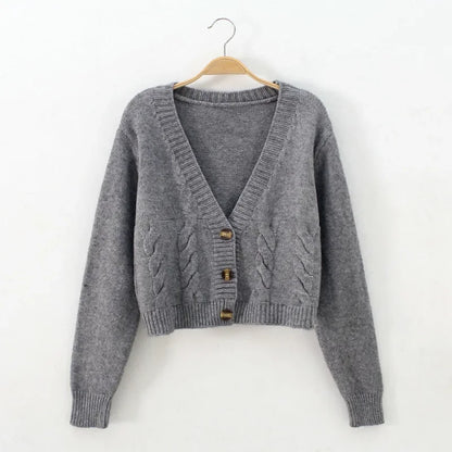 Cropped Strickcardigan mit V-Ausschnitt und Zopfmuster – warm, stylisch und perfekt für lässige Herbst- und Winterlooks.