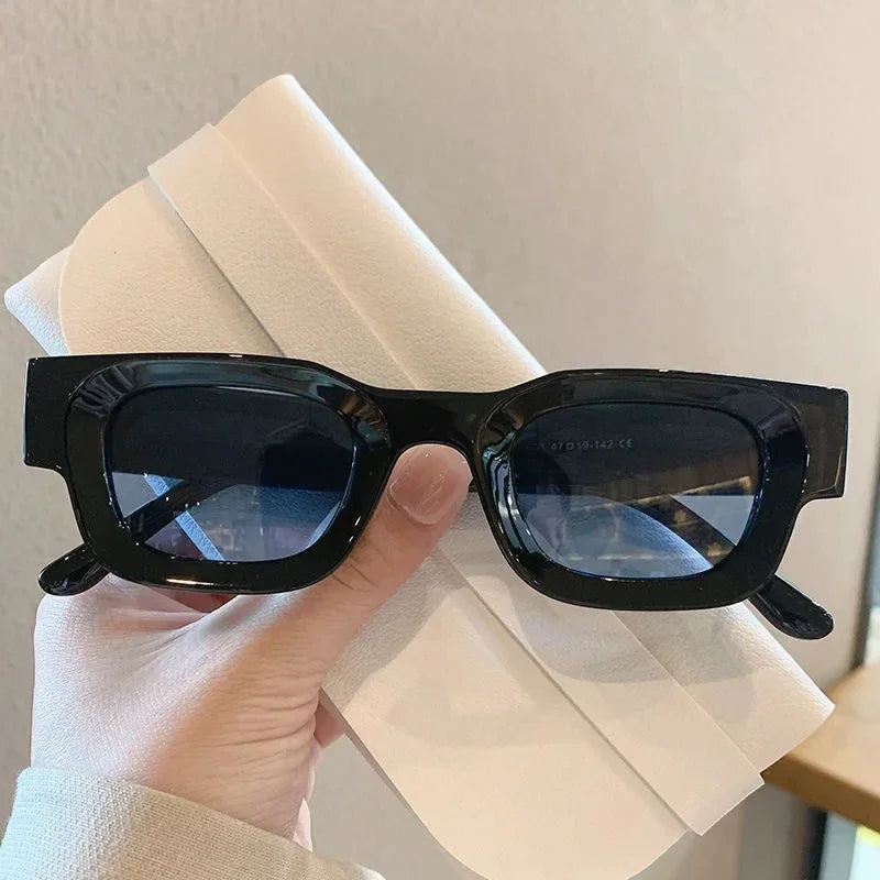 Retro-Punk Sonnenbrille mit kleinem Rechteckrahmen – unisex, UV400-Schutz und ideal für trendige Sommerlooks im Vintage-Stil.