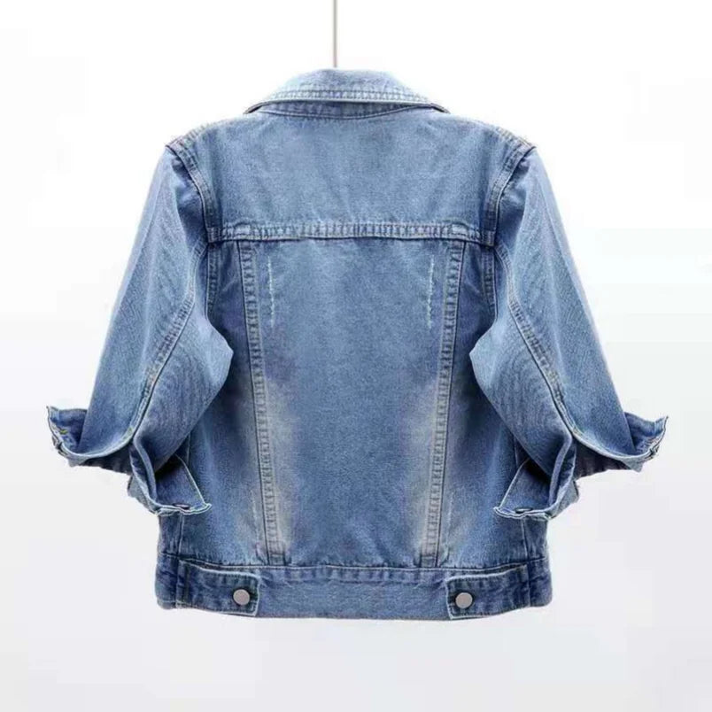 Kurze Jeansjacke in Pastellfarben – locker geschnitten, lässig und ideal für stylische Übergangslooks.