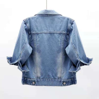 Kurze Jeansjacke in Pastellfarben – locker geschnitten, lässig und ideal für stylische Übergangslooks.
