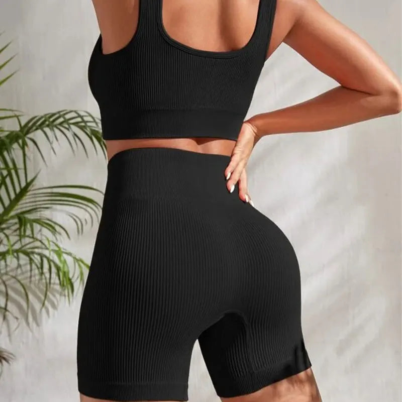 Nahtloses 2-teiliges Sportset mit geripptem Top und High-Waist-Shorts – atmungsaktiv, elastisch und perfekt für Workout oder Yoga.