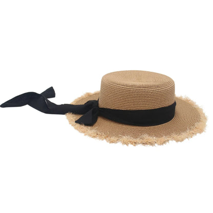 Geflochtener Strohhut mit großer Krempe und Schleife – luftiger Sonnenschutz im eleganten Look.