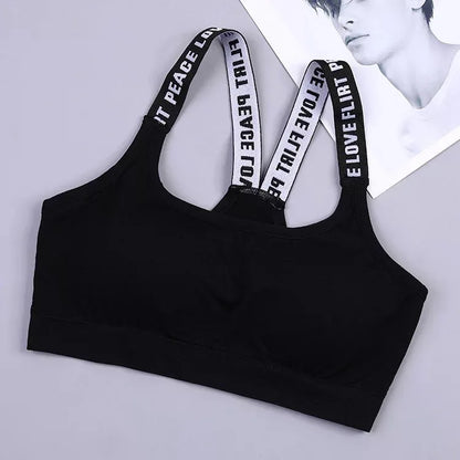 Nahtloser Sport-Bra mit Push-up-Effekt – atmungsaktiv, stützend und ideal für intensives Training oder Yoga.