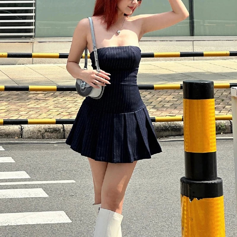 Ärmelloses A-Linien-Kleid im Y2K-Stil mit schrägem Ausschnitt und Falten – schmal geschnitten, leicht und perfekt für elegante Sommerlooks.