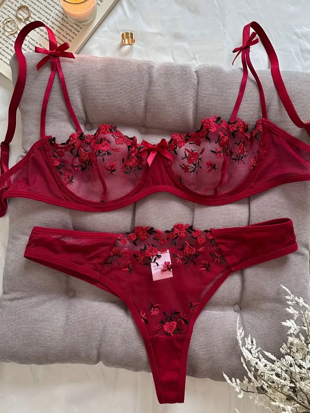 Zweiteiliges Dessous-Set mit Blumenstickerei – Verführerische Eleganz & Stil