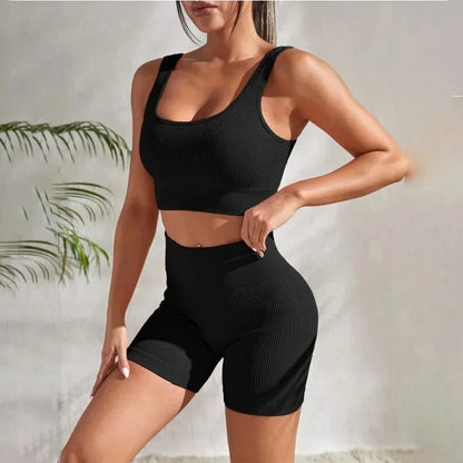 Nahtloses 2-teiliges Sportset mit geripptem Top und High-Waist-Shorts – atmungsaktiv, elastisch und perfekt für Workout oder Yoga.