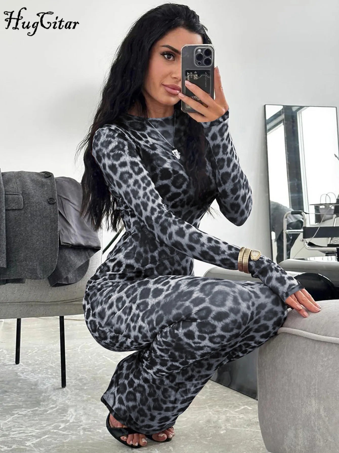 Maxikleid aus transparentem Mesh mit Leopardenprint und langen Ärmeln – figurbetont, auffällig und perfekt für Club oder Urlaub.