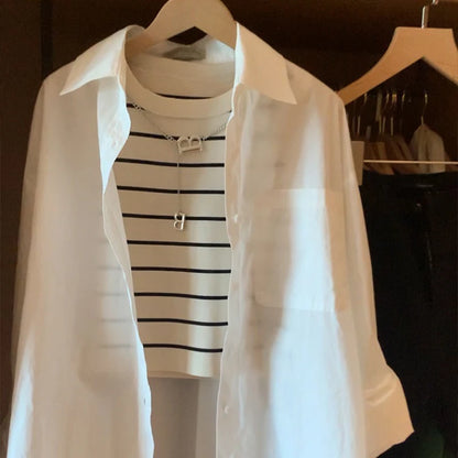 Gestreiftes Crop Top – Elastisches Tanktop mit Ketten-Detail im modernen Basic-Design