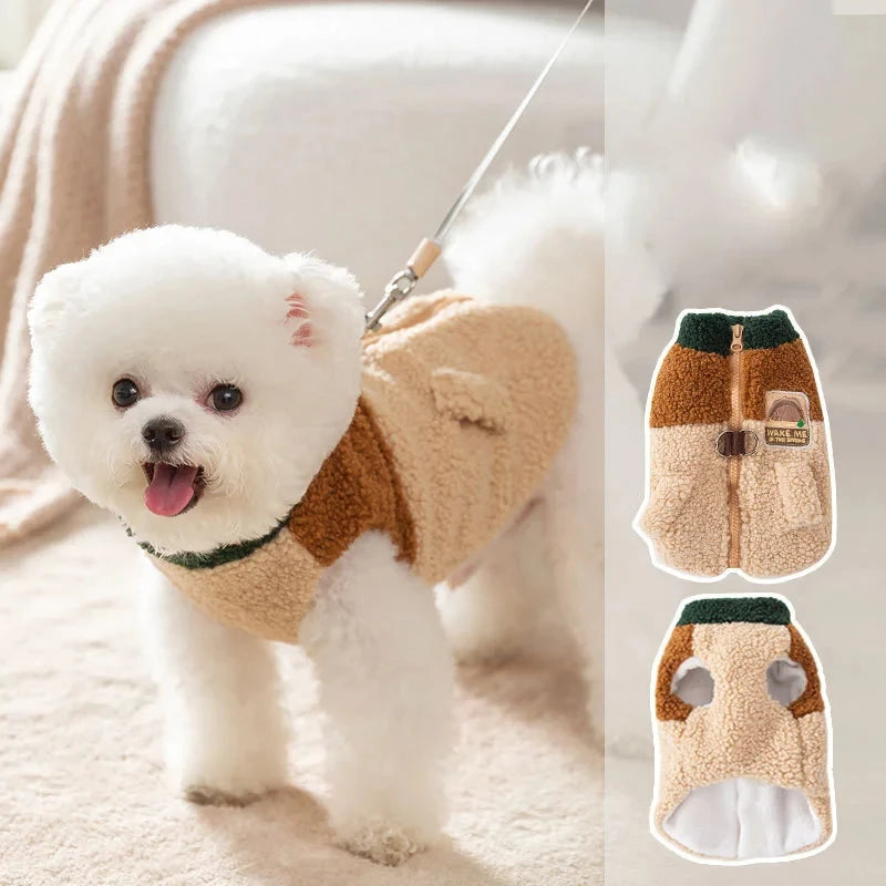 Warme Hundejacke in Braun mit Zweibein-Design – weich, stylisch und perfekt für kalte Tage.
