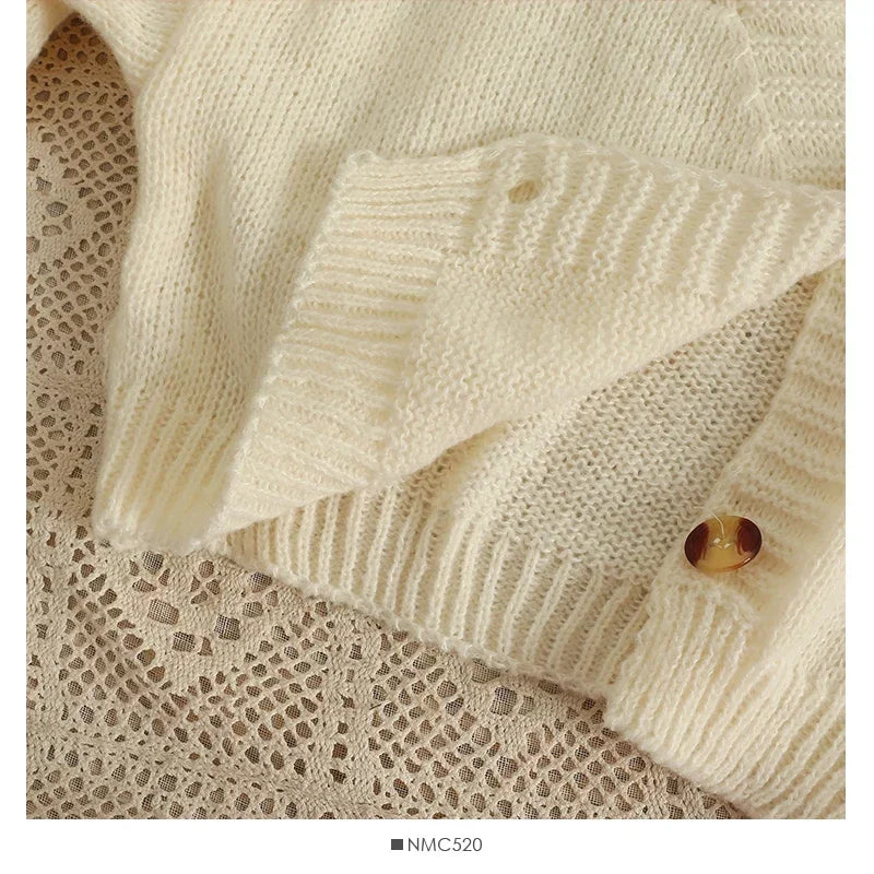 Weicher Strickcardigan mit bunten Blumen-Applikationen und V-Ausschnitt – cropped, verspielt und perfekt für auffällige Looks.