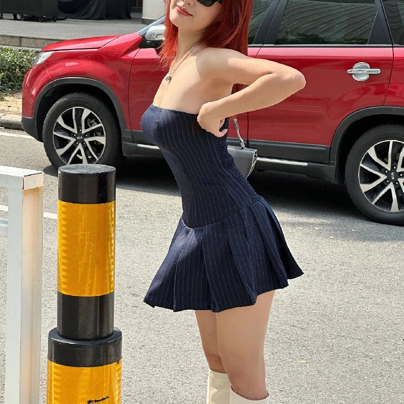 Ärmelloses A-Linien-Kleid im Y2K-Stil mit schrägem Ausschnitt und Falten – schmal geschnitten, leicht und perfekt für elegante Sommerlooks.