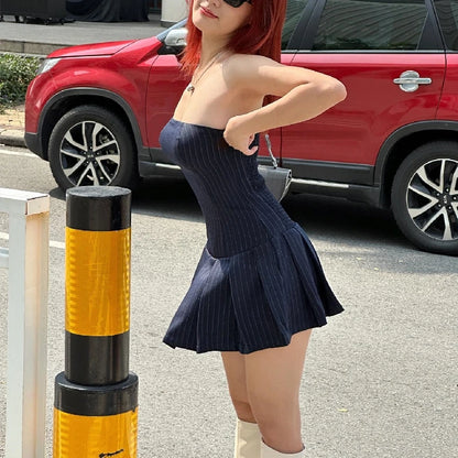 Ärmelloses A-Linien-Kleid im Y2K-Stil mit schrägem Ausschnitt und Falten – schmal geschnitten, leicht und perfekt für elegante Sommerlooks.