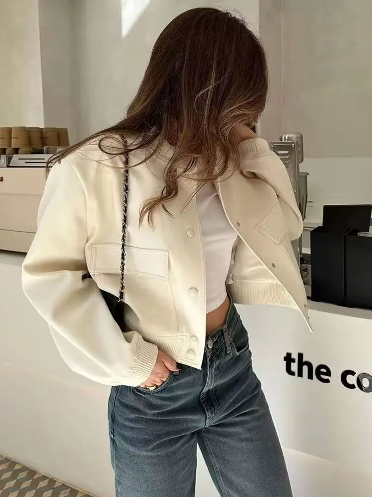 Bomberjacke mit Taschen und Knopfleiste – vintage-inspiriert, lässig und ideal für coole Streetwear-Outfits.