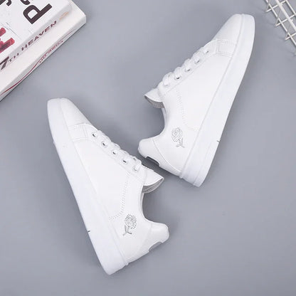 Modische Damen-Sneaker aus PU-Leder mit Blumenstickerei – atmungsaktiv, bequem und ideal für stylische Alltagslooks 2024.