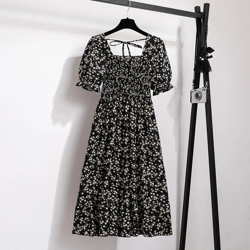 Luftiges Chiffonkleid mit elastischer Taille und Falten – kurzärmelig, bequem und perfekt für entspannte Sommerlooks.