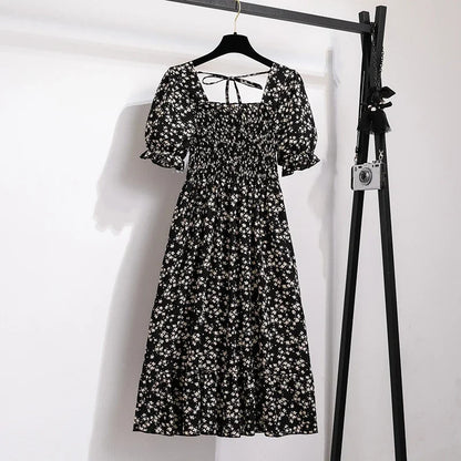 Luftiges Chiffonkleid mit elastischer Taille und Falten – kurzärmelig, bequem und perfekt für entspannte Sommerlooks.