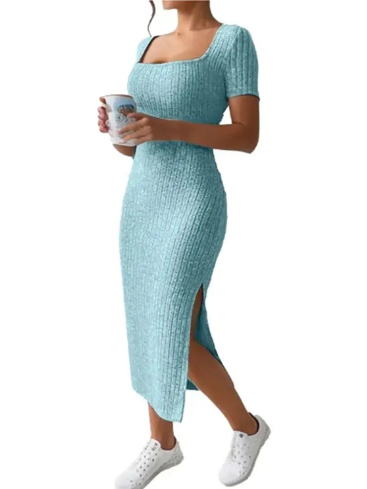 Robe midi côtelée – encolure carrée, coupe ajustée, manches courtes et fente latérale dans un design polyvalent