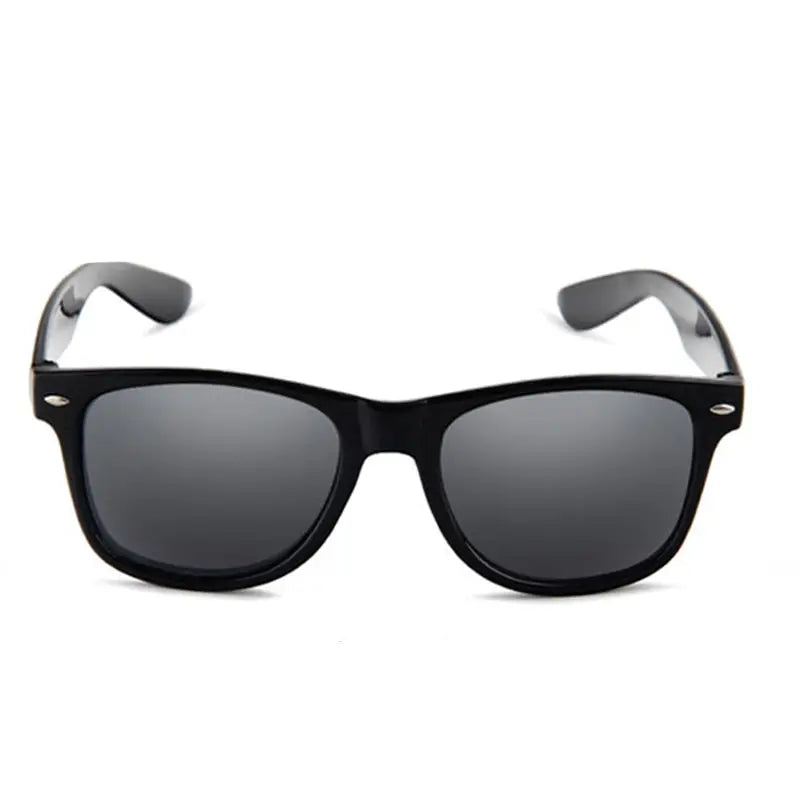 Klassische Unisex-Sonnenbrille im günstigen Promo-Style – leicht, vielseitig und ideal als Alltagsbegleiter bei Sonne.
