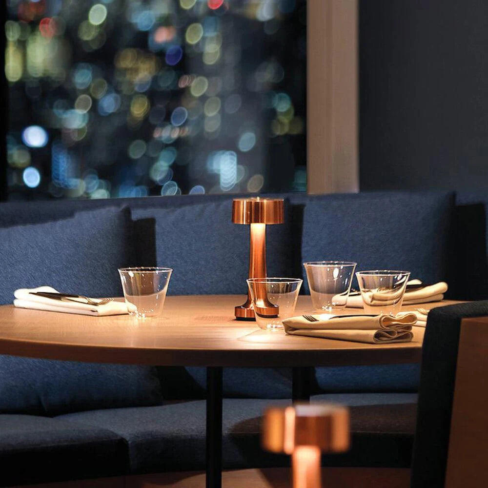 Retro Metall-Tischlampe mit Touch-Funktion – LED-Licht, USB-aufladbar und ideal als Deko für Tisch oder Raum.