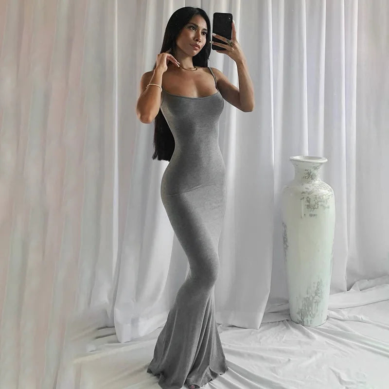 Rückenfreies Satin-Maxikleid mit schmaler Passform und Spaghettiträgern – elegant, figurbetont und perfekt für den Abend oder den Club.