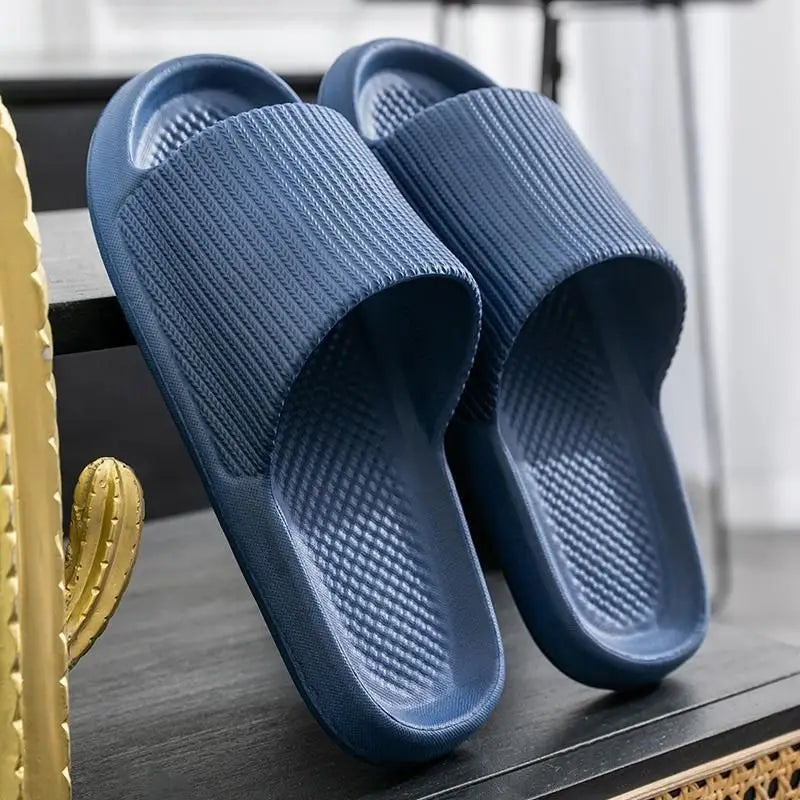Hausschuhe – weich, rutschfest und stylisch, ideal für Bad, Zuhause oder entspannte Sommertage.