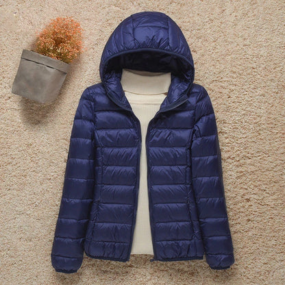 Leichte Daunenjacke mit winddichtem Design – schmal geschnitten, warm und perfekt für kalte Tage mit stylischem Komfort.