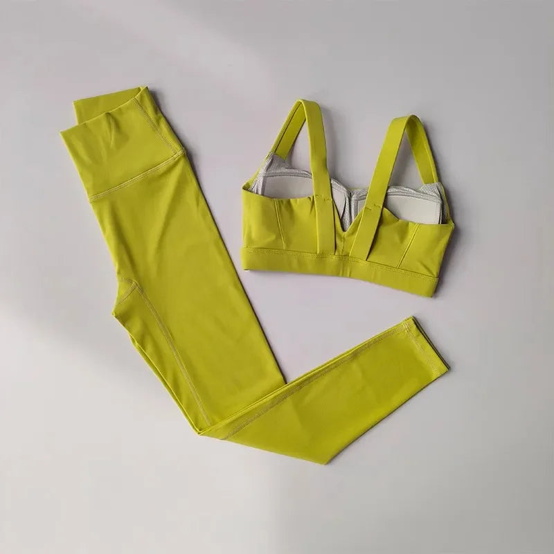 Nahtloses 2-teiliges Yoga-Set mit Sport-Bra und High-Waist-Shorts – bequem, elastisch und ideal für Fitness, Yoga oder Training.