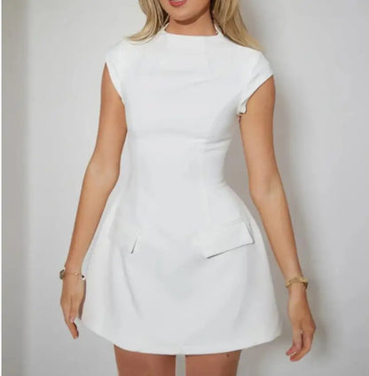 Elegantes A-Linien Minikleid – Zeitloses Kleid mit O-Ausschnitt und kurzen Ärmeln. Schlankes Design für einen stilvollen und selbstbewussten Auftritt.