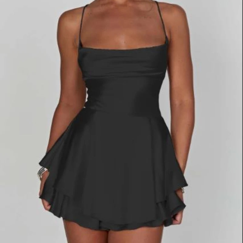 Kurzer Satin-Jumpsuit mit Wasserfallausschnitt, Spaghettiträgern und Rückenschnürung – leicht, elegant und ideal für warme Tage oder lange Nächte.