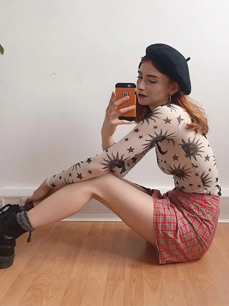 Transparentes Mesh-Top mit Sonne-Mond-Print, Rundhals und langen Ärmeln – schmal geschnitten und perfekt für lässige Looks mit besonderem Touch.