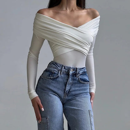 Schulterfreier Bodysuit – Eng anliegender Langarm-Body mit überkreuzten Falten im modernen Streetwear-Look