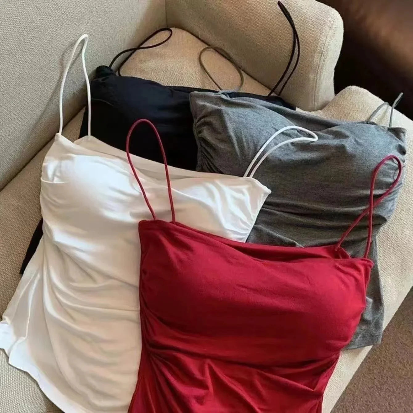 Ärmelloses Falten-Top mit dünnen Trägern – Figurbetontes Kurz-Top in schlichtem Design