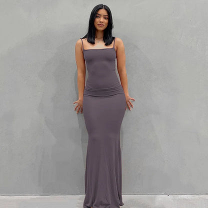 Rückenfreies Satin-Maxikleid mit schmaler Passform und Spaghettiträgern – elegant, figurbetont und perfekt für den Abend oder den Club.