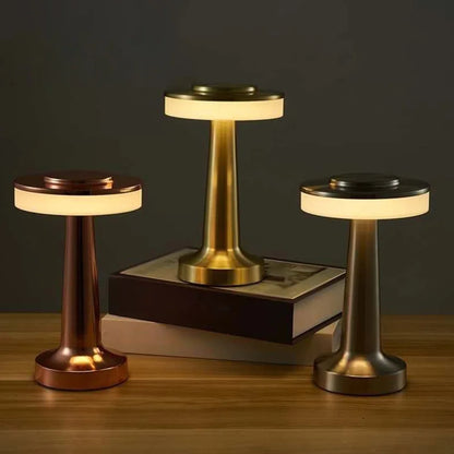 Retro LED-Tischlampe, stufenlos dimmbar und USB-aufladbar – ideal als Ambientelicht oder fürs Camping.