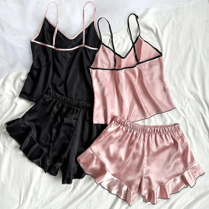 Satin-Pyjama-Set mit V-Ausschnitt, Rüschen und Schleifen-Shorts – schlicht, luftig und ideal für gemütliche Nächte zu Hause.