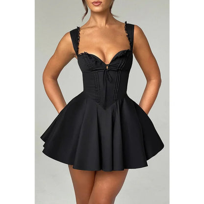 Lamuusaa Korsettkleid – Stilvolles Minikleid mit eckigem Ausschnitt, ärmellos und verspieltem Rüschen-Saum. Perfekt für aufregende Looks im Club oder besondere Anlässe.