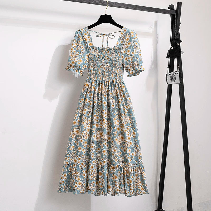 Luftiges Chiffonkleid mit elastischer Taille und Falten – kurzärmelig, bequem und perfekt für entspannte Sommerlooks.