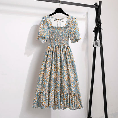 Luftiges Chiffonkleid mit elastischer Taille und Falten – kurzärmelig, bequem und perfekt für entspannte Sommerlooks.