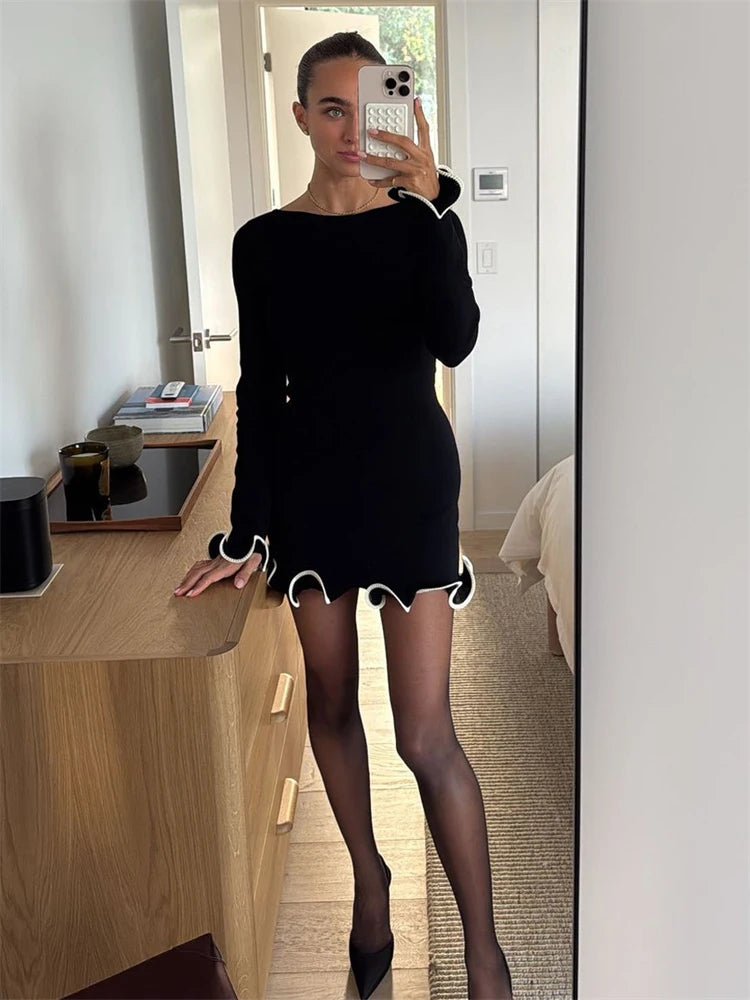 Vestido de punto ajustado con detalles en contraste y mangas largas – elegante, cómodo y perfecto para apariciones con estilo.