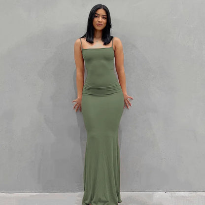 Rückenfreies Satin-Maxikleid mit schmaler Passform und Spaghettiträgern – elegant, figurbetont und perfekt für den Abend oder den Club.
